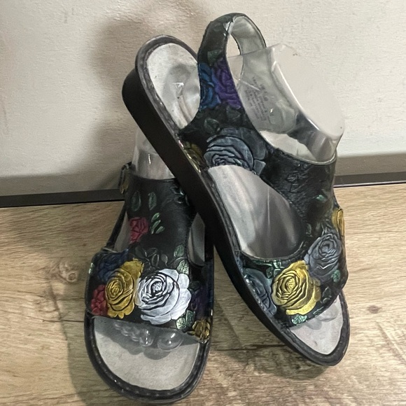ALEGRIA Metallic Floral BLACK Leather VIKI Adjustable LOW WEDGE Comfort SANDALS - Picture 3 of 7